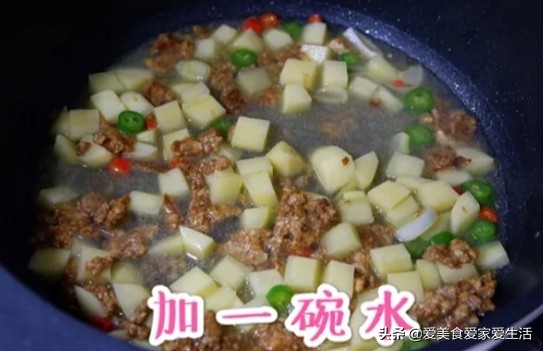 Delicious to the noodles served with soy sauce of ground meat potato that licks a bowl, sauce is sweet full-bodied, 