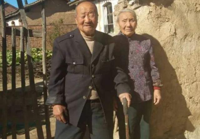 山西90岁老兵，证件丢了无法证明身份，指着博物馆墙上：这就是我