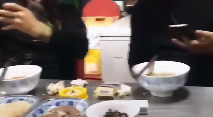 66岁李琦罕曝近况！不顾糖尿病大吃肘子肉，嗜酒如命家中堆满缸