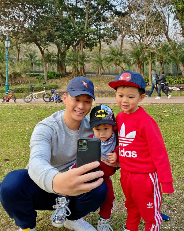 李乘德與兒子玩自拍，奕霆奕霖同框比萌，胡杏兒視角父子仨超有愛