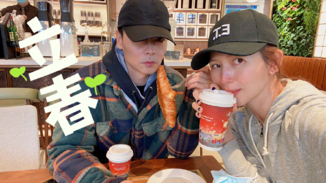 蔡少芬張晉慶愛女滿10歲，一家五口幸福同框，三胎兒子被迫營業