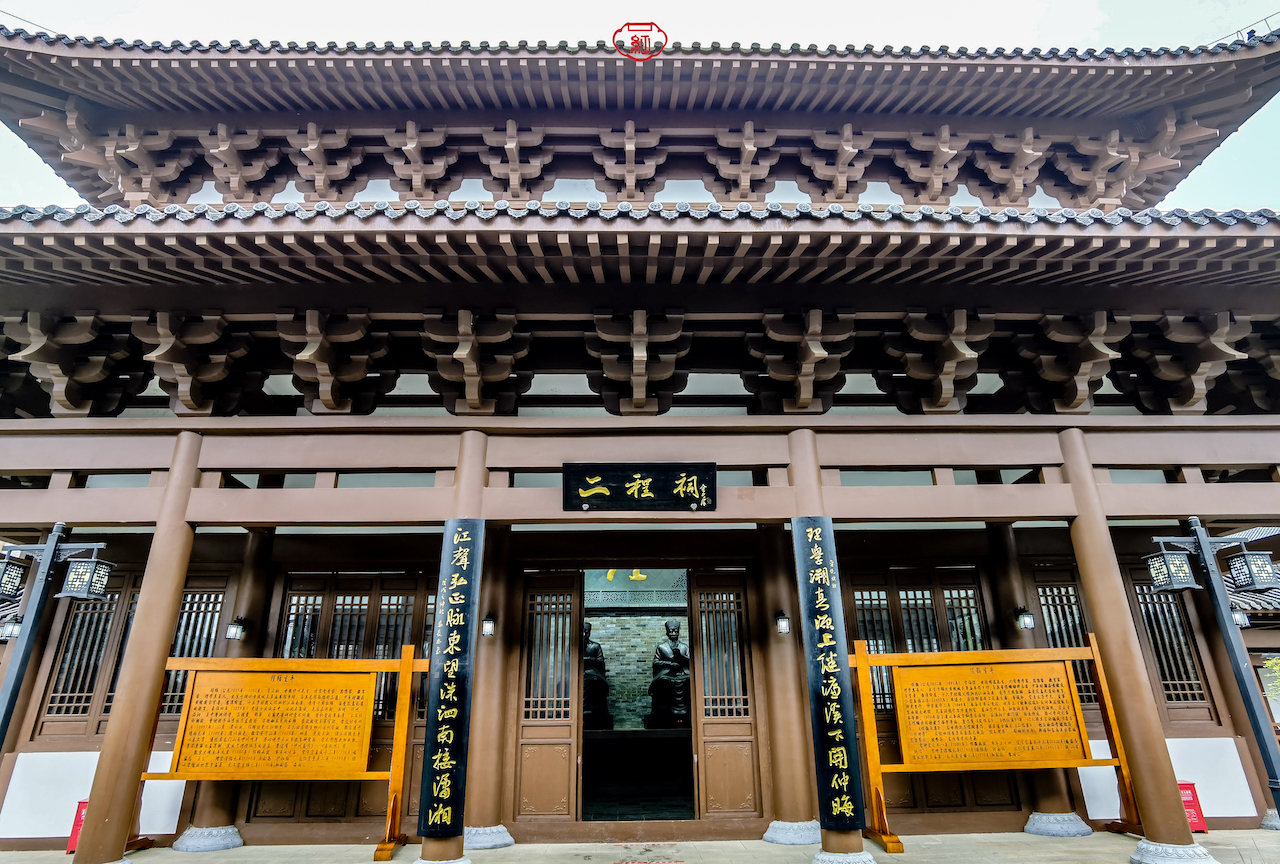 后花园里的一栋建筑是藏书楼,主要收藏的是程颐,程颢,周敦颐,朱熹等