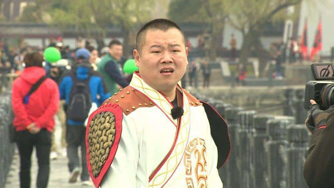 岳云鹏老婆自曝需手术，"秃头"造型令人