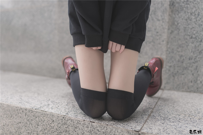 【福利姬】让人喜欢的黑丝及膝袜小细腿！太美了（48P）