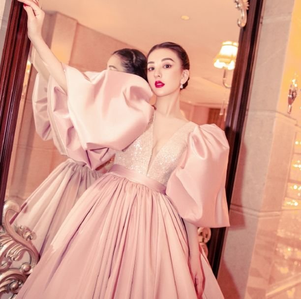 方媛穿粉色宫廷风大裙摆礼服，红唇编发复古优