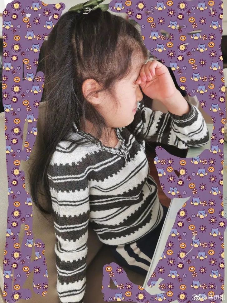 孙俪给小花穿旧衣服，小花的反应暴露家教，邓