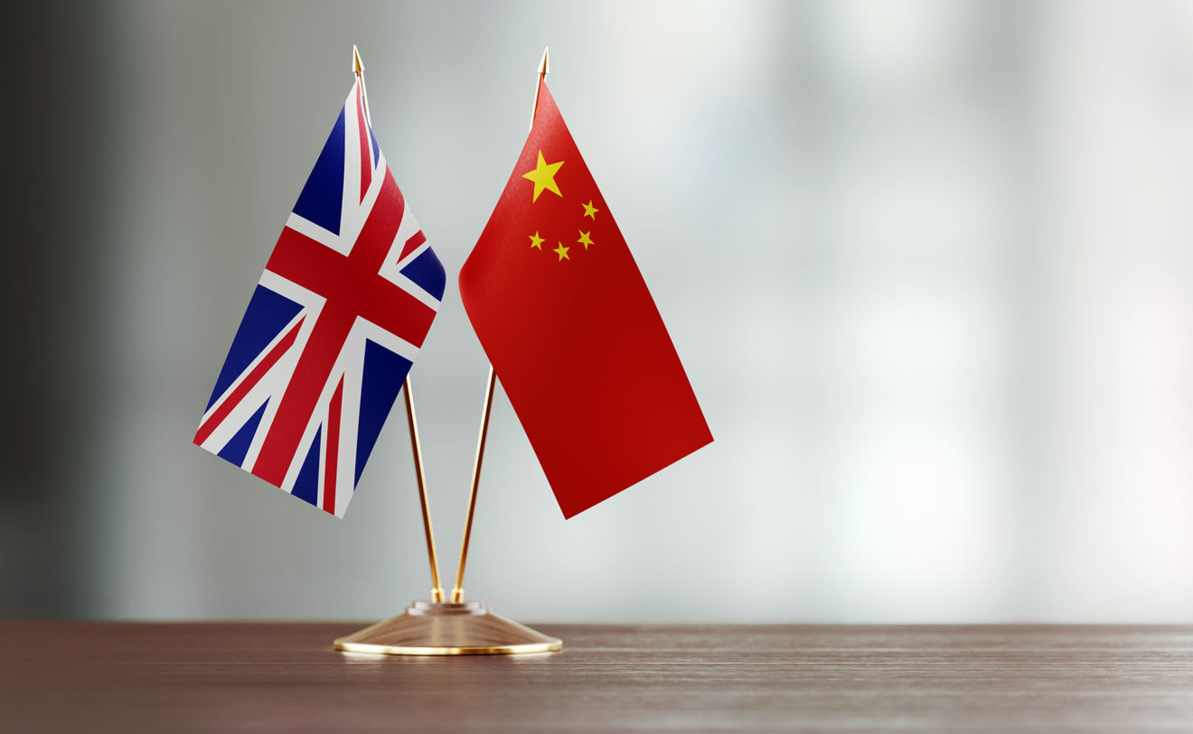 派出航母逼近中國(guó)，還想擴(kuò)大貿(mào)易？英國(guó)首相兩邊不討好，被批天真