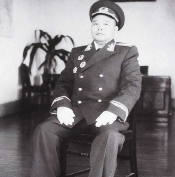 此人缺席解放战争，可在授勋时排在陈赓前面，