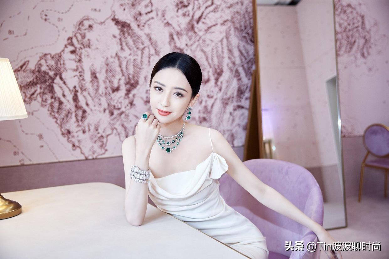 佟丽娅越来越美了，穿白色吊带裙女人味十足，翡翠宝石看着好贵气