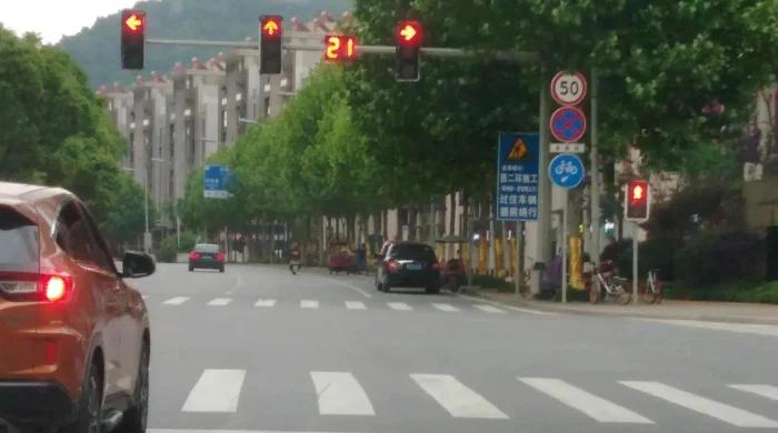 闖了紅燈，為何收不到違章信息？交警：這3種情況不扣分也不罰款