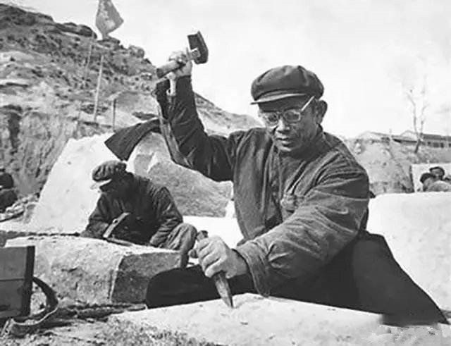 百吨人民英雄纪念碑过往：60多年前仅凭人力，艰