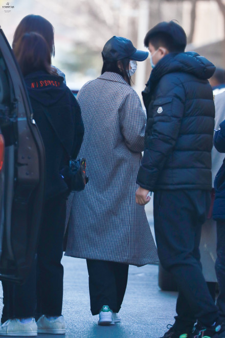 Spring late couplet platoon: Qin Hailu takes vacuum cup, yang Mi publicizes the film with guaze mask, ni Ni wears cape to become short