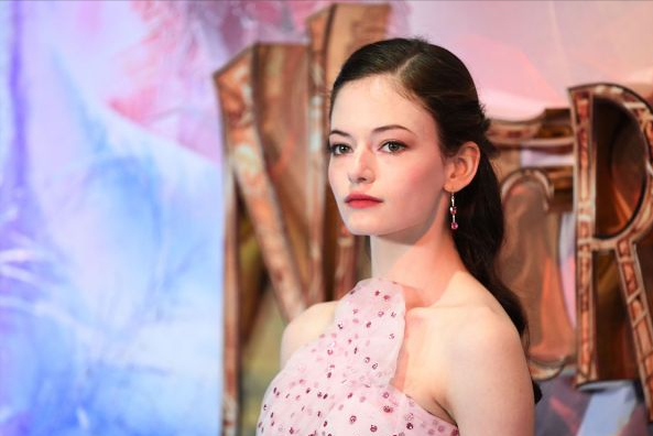 “暮光之城”那个小女孩如今已经21岁了，昔日的