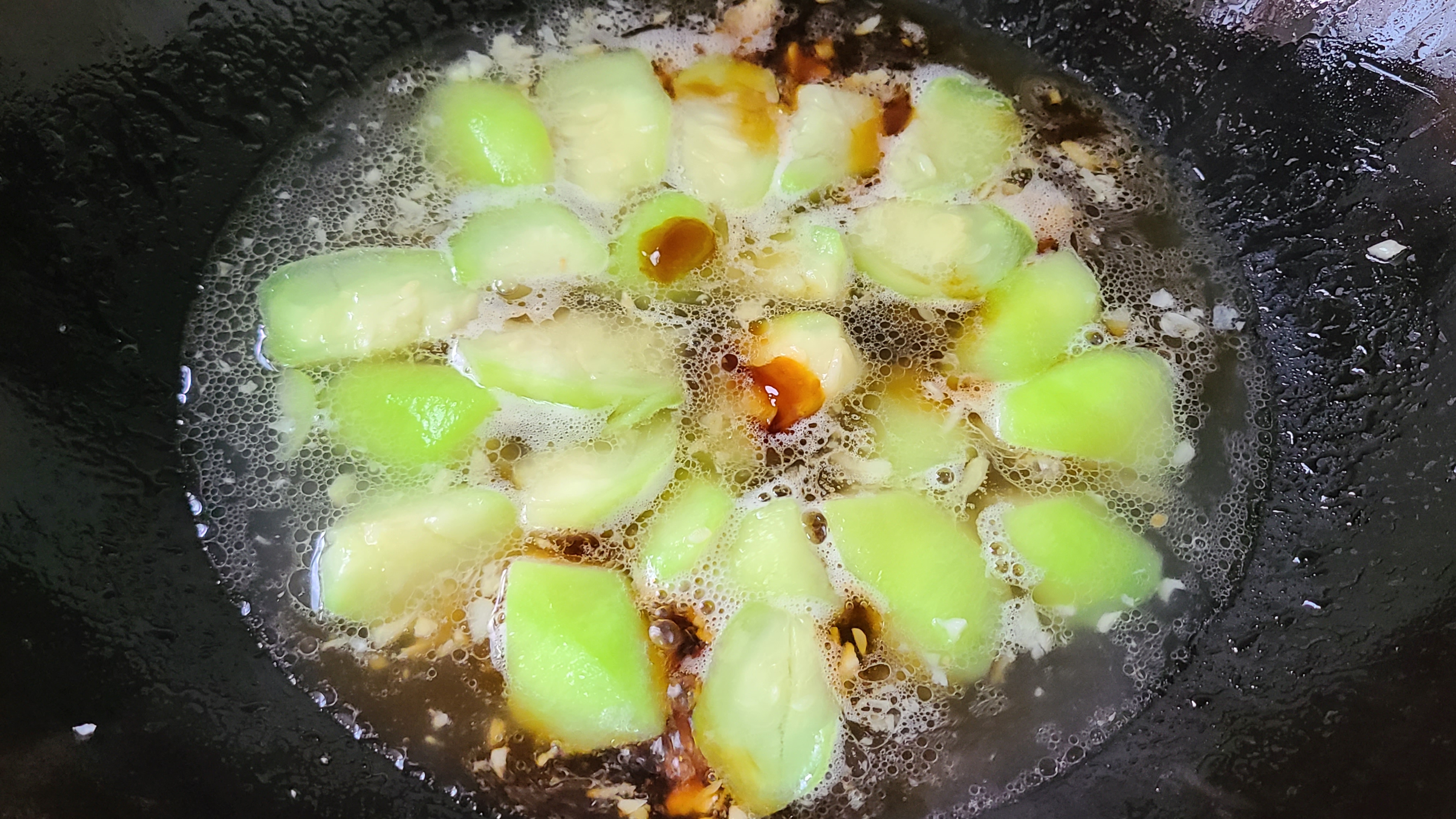 丝瓜豆腐的做法，天热我家经常吃的一道家常菜，简单美味