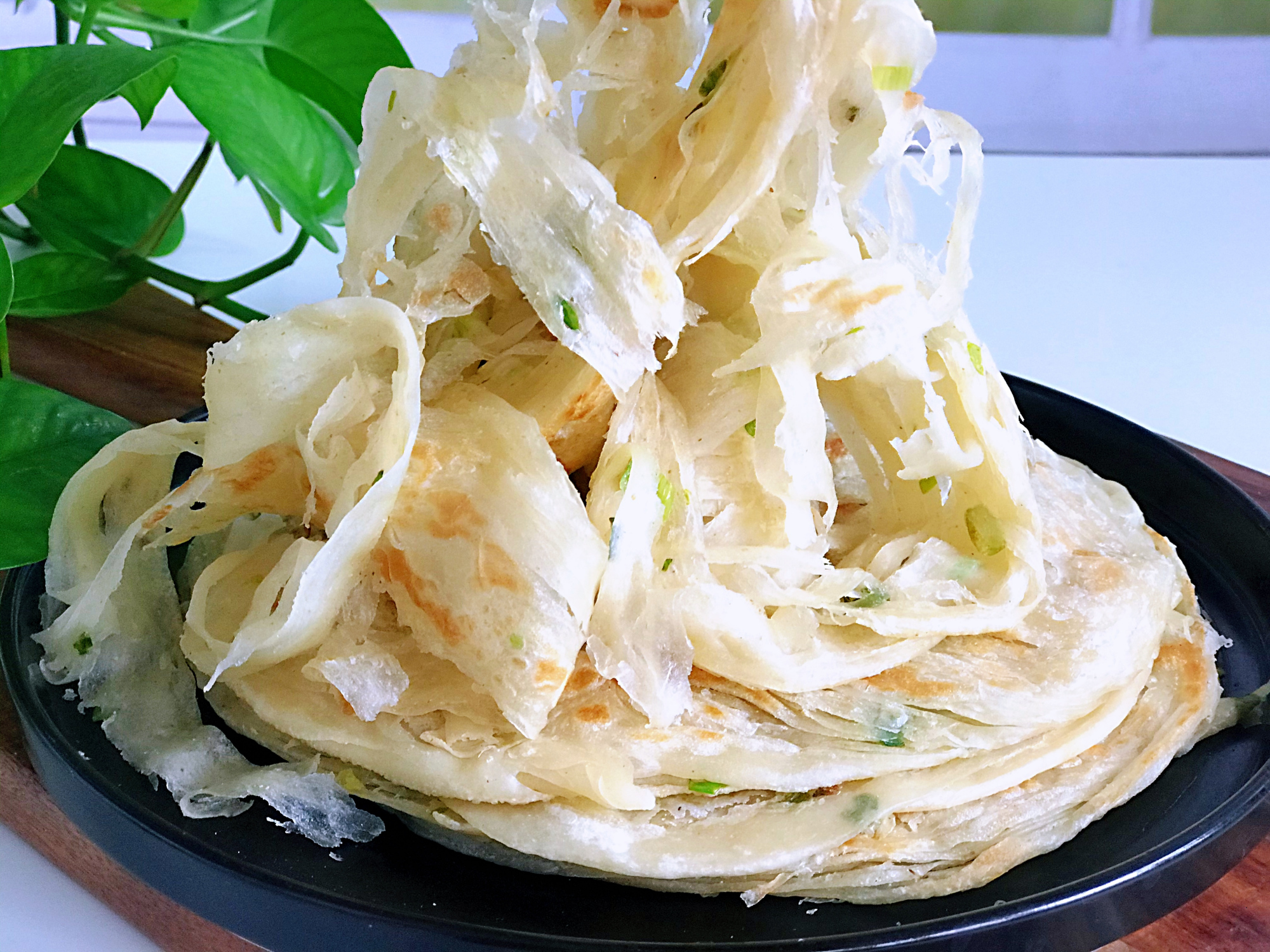 蔥花餅好吃的做法，一抻一卷，柔軟筋道，香酥多層，簡單還好吃