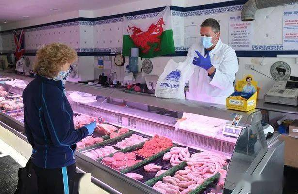 英国将焚毁10万活猪？英国人怒：没肉没奶，都快没饭吃了