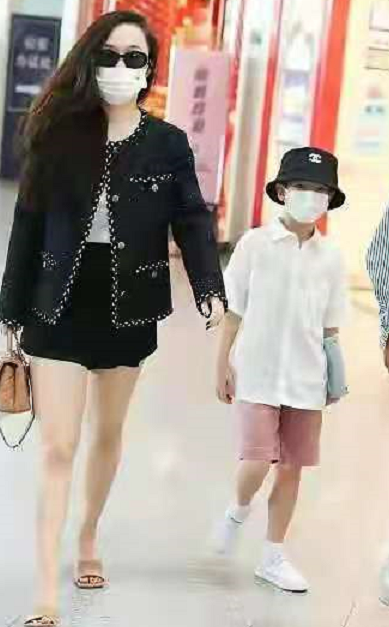 霍思燕一家高调现身！杜江穿错衣服变大妈，嗯哼戴2千帽子真阔气