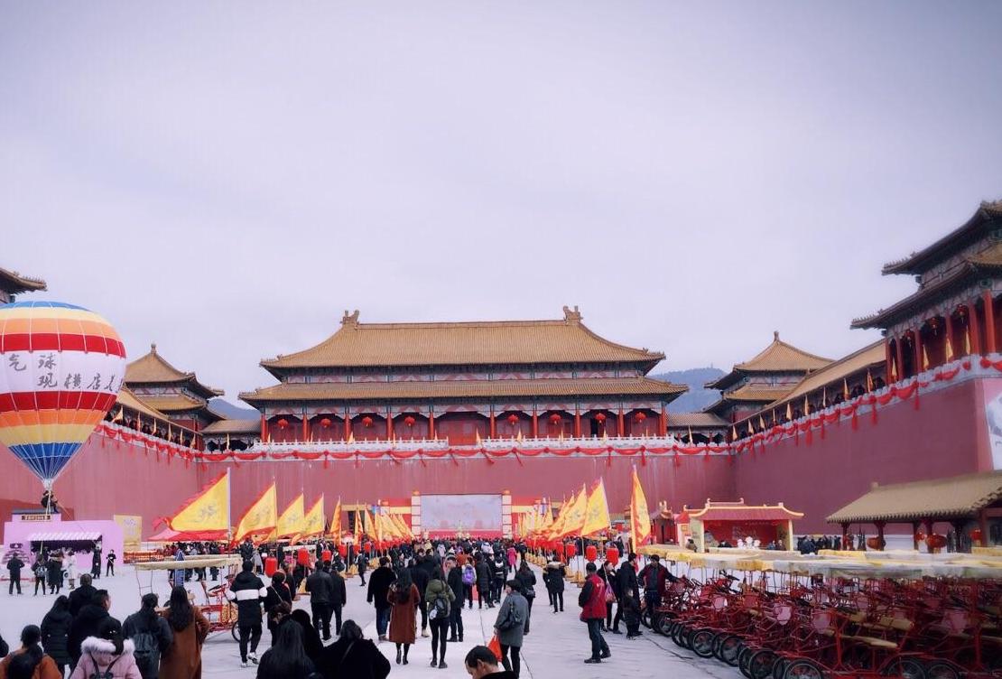 王宝强蹲守北影厂一夜走红变明星，横店影视城