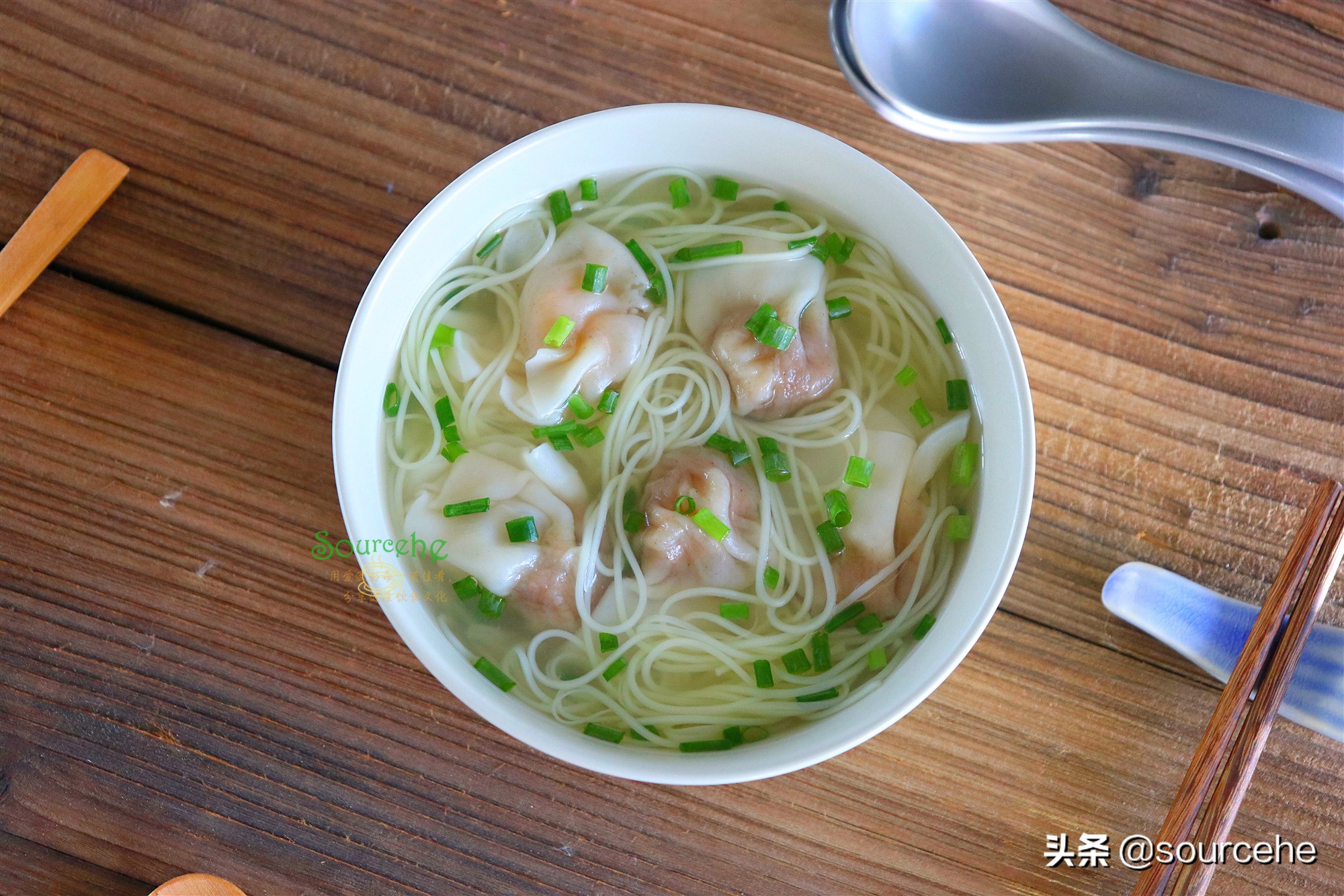 广东的云吞面，在家做只需8分钟，云吞鲜美，面条香滑，老小爱吃