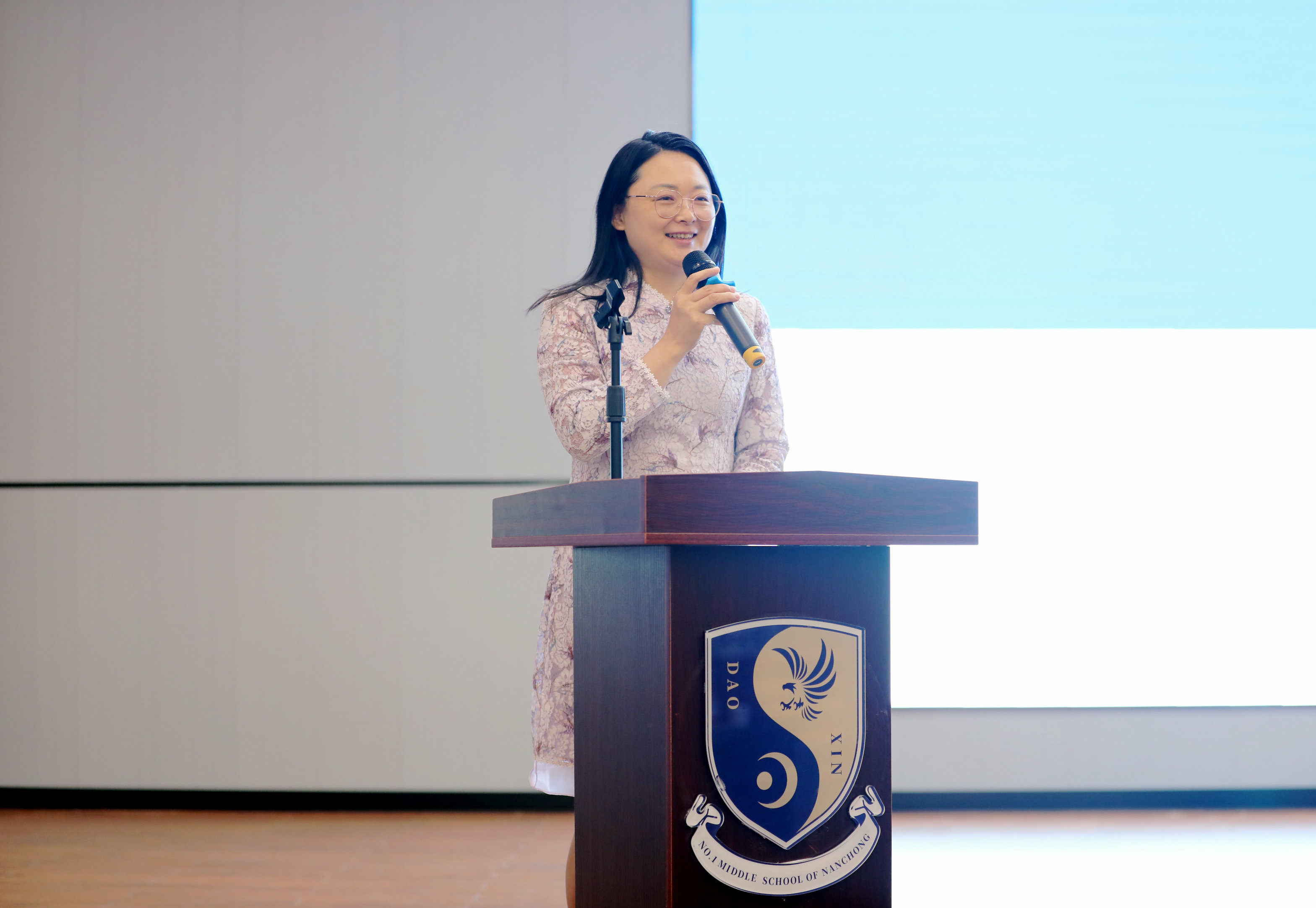 课堂展风采 学习促成长——记棠湖小学英语教师赵珺研讨活动献课