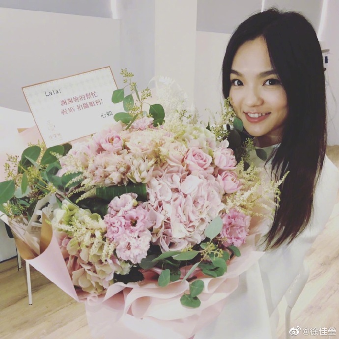 产后4日遭遇地震，徐佳莹正抱着孩子喂奶，第一
