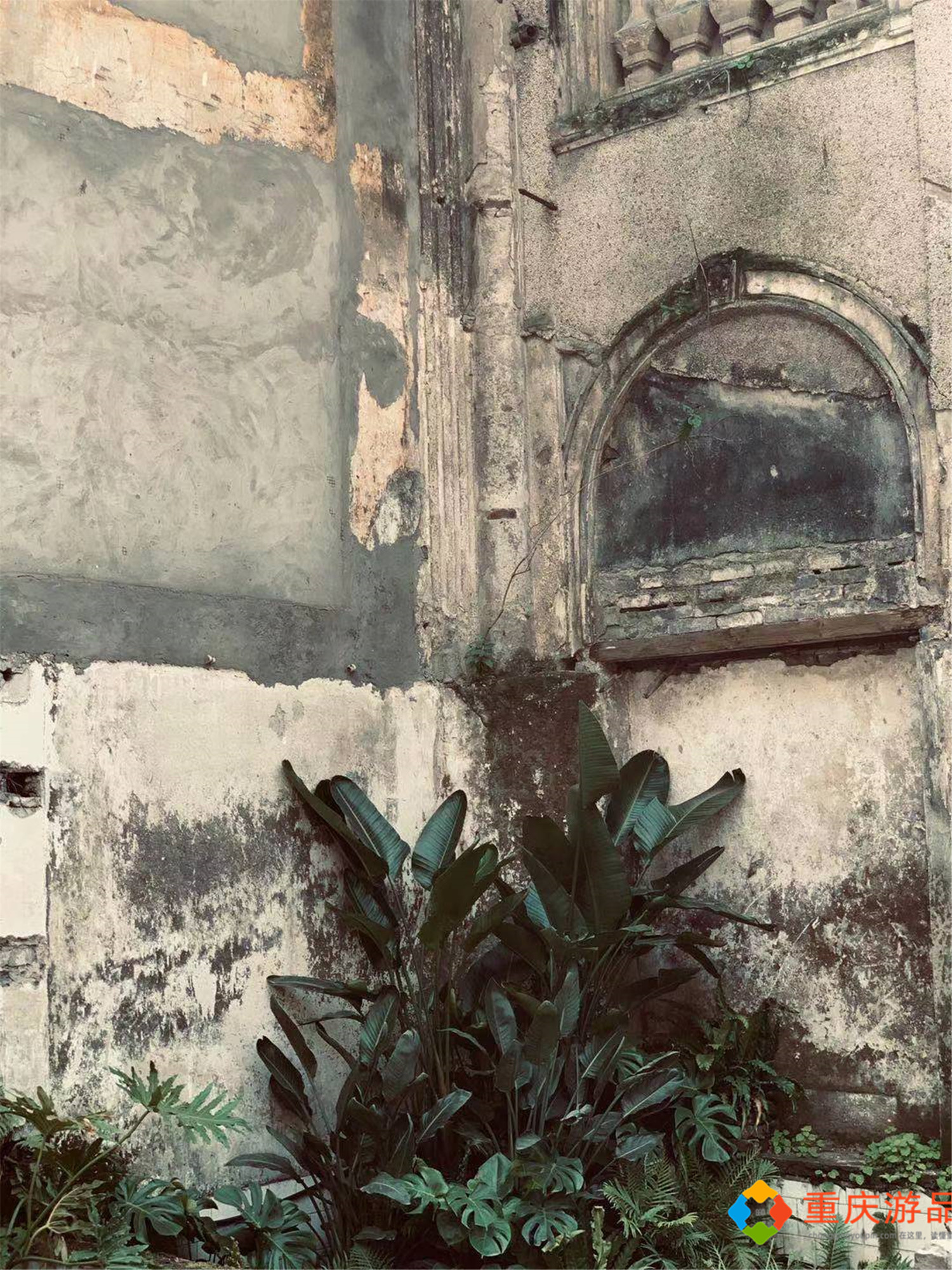 重庆2021年热门打卡地：山城巷法国教堂，废墟之上的望江花园