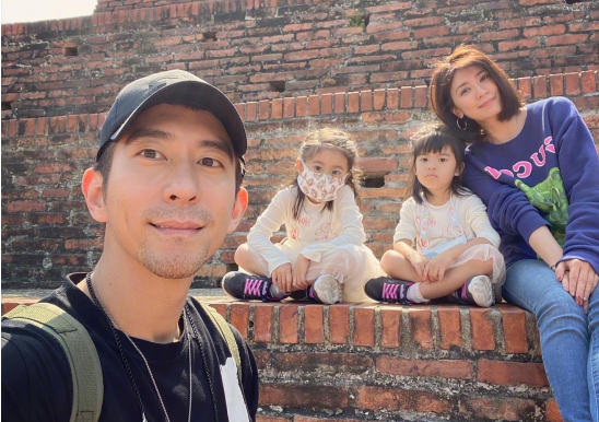 陳意涵與賈靜雯夫婦同出遊，兒子小初正臉罕見曝光，眼睛大如銅鈴