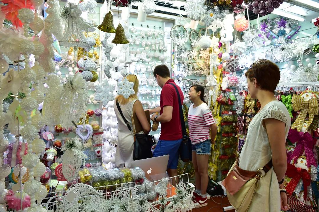 义乌圣诞工厂：供应全球80%用品今订单跌一半，商铺转租成空城