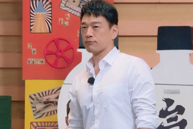 王耀庆穿比吴昕裙子短的超短裤录节目遭胡军嘲讽，网友称不守男德