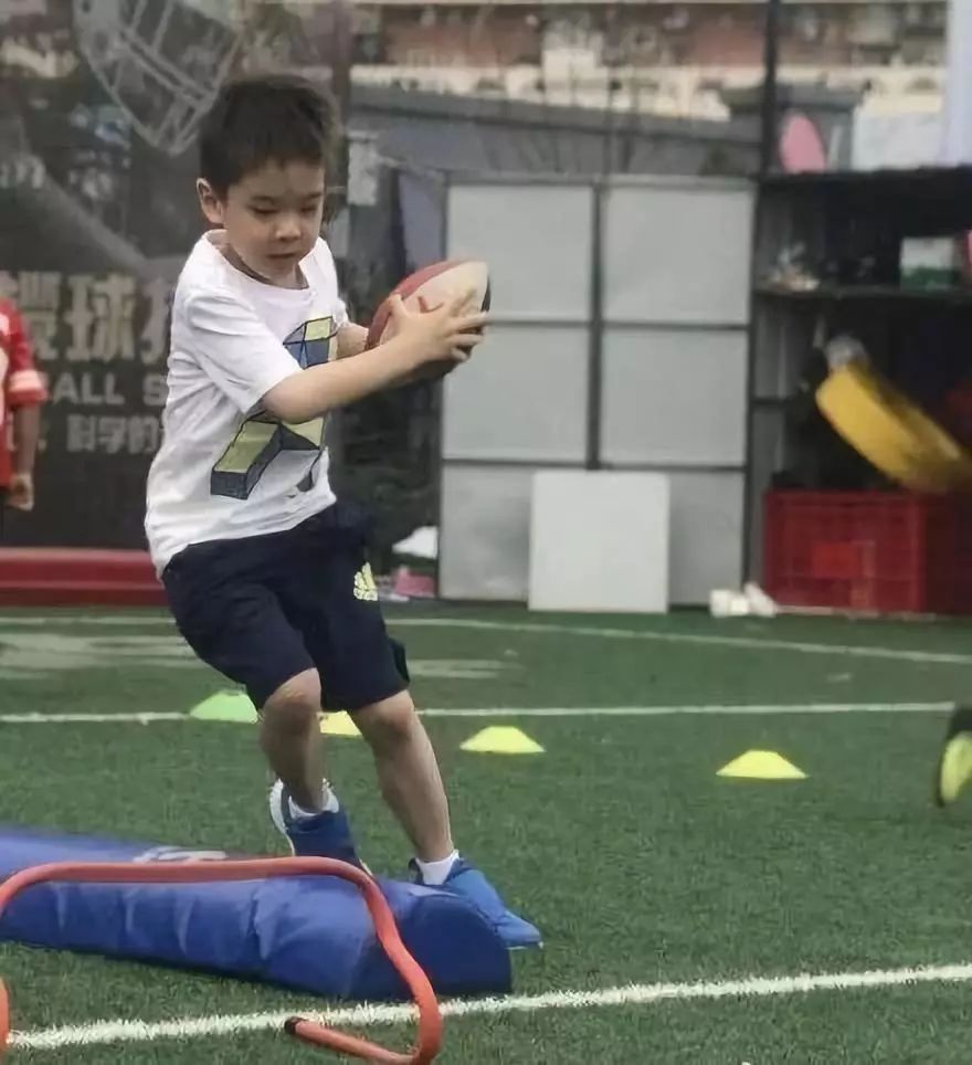 6岁嗯哼近照大变样，杜江乐了：最好的教育，是儿子越来越像老子