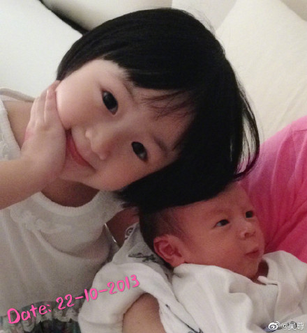 吳尊全家聚餐意外露富，豪宅超大帶花園泳池，女兒顏值赶超媽媽