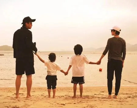 从不认父亲,到给父亲买房养老、力捧妹妹,遇