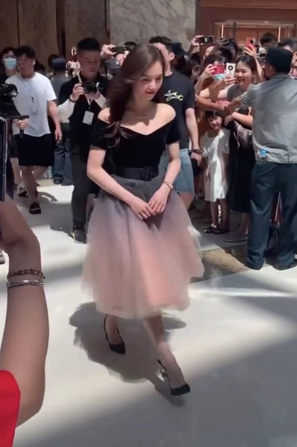 34岁刘诗诗美艳依旧，戴22万表3万项链，路人头发做到一半去看她