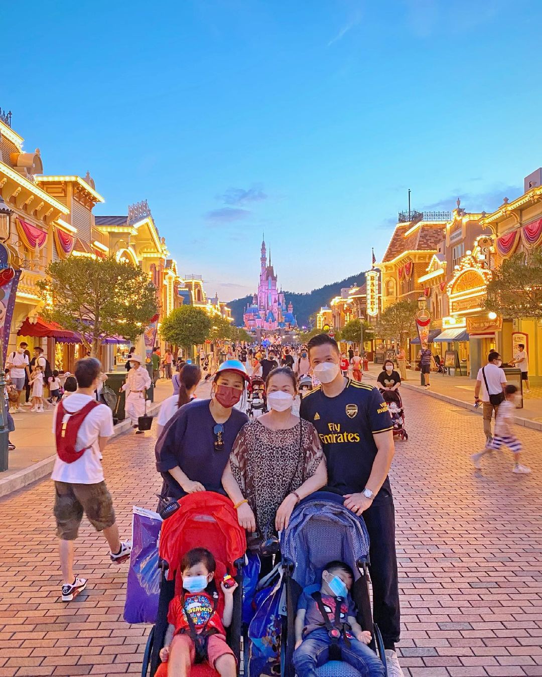 胡杏兒一家母親節遊迪士尼，三代同堂幸福滿滿，奕霆累到睡著