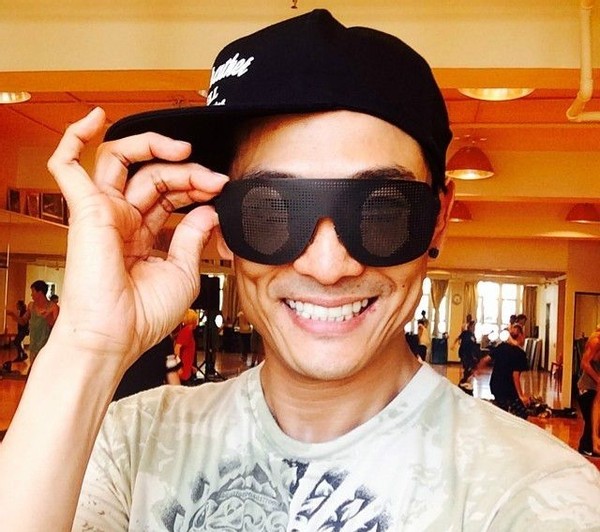 杜德伟携小24岁娇妻出游，大方搂腰气氛甜蜜，59岁仍唱情人？