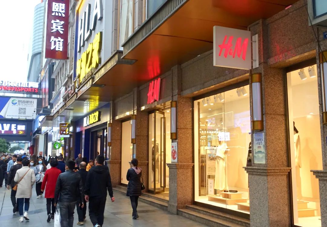 欺人太甚！瑞典服装品牌H&M抵制新疆棉，华为也被瑞典拒之门外
