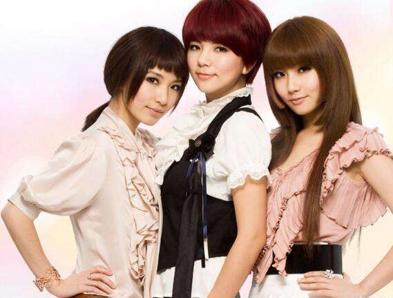 Ella亲自操刀给儿子理发，意外曝光豪宅内景，拥挤但很温馨