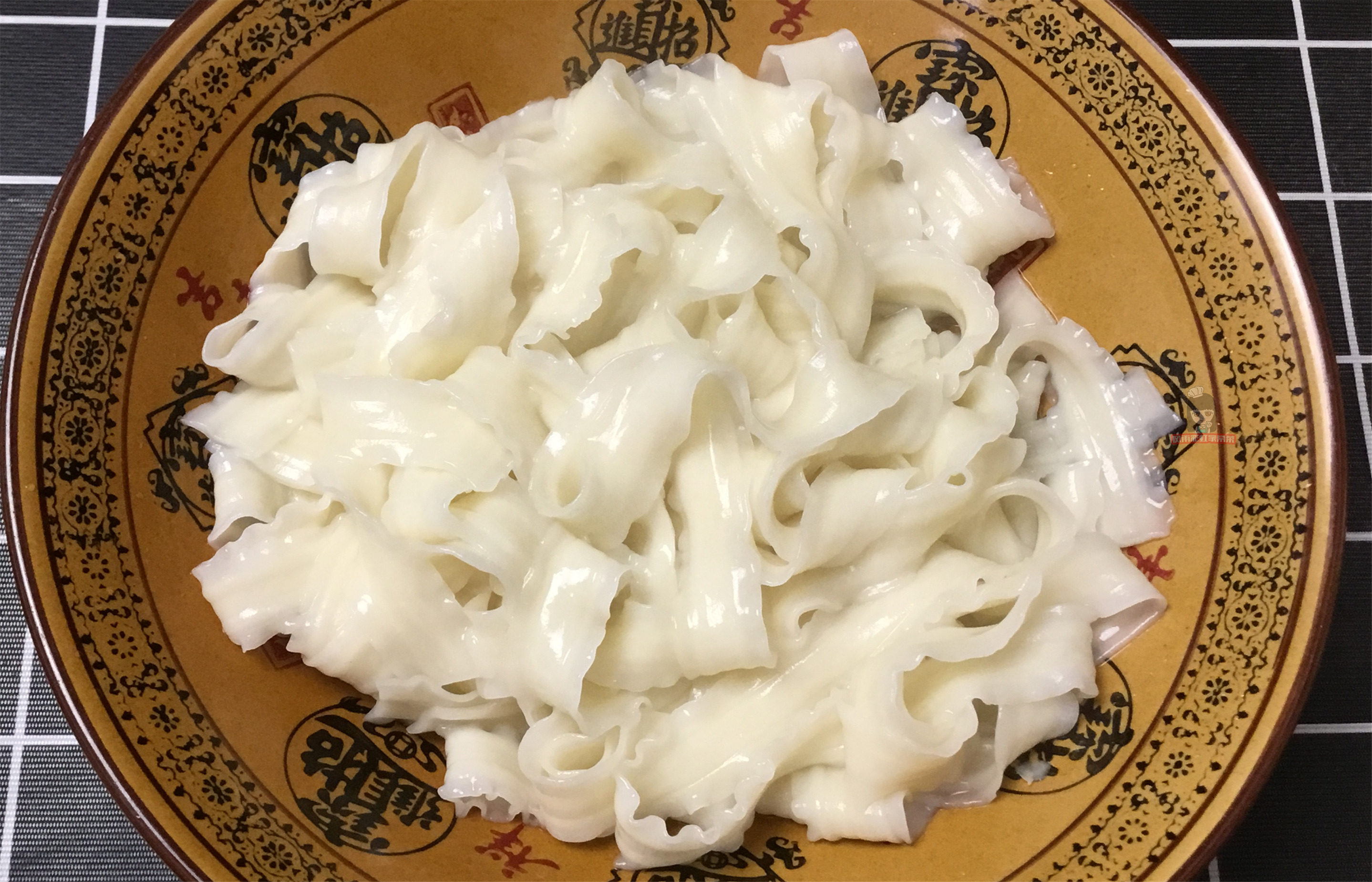 Teach you how to make oily noodles. The skills and methods show you, it is comparable to the original version of Bailu.