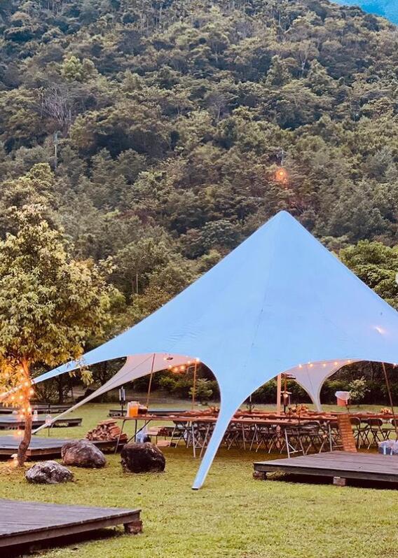 周杰倫夫婦同框秀恩愛，夫妻赤腳水中嬉戲，昆凌曬老公視角照超仙