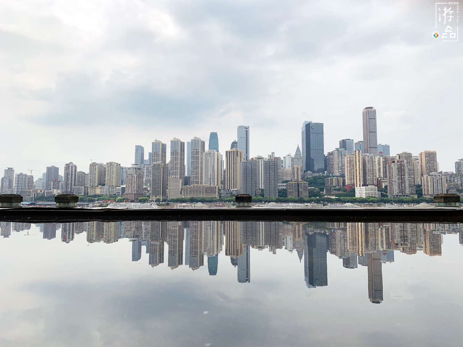 重庆南滨路天空之镜被吐槽，一个普通的小水池，还被当成宝贝