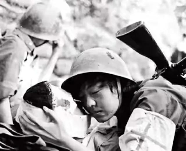 1986年老山战场照《死吻》：那名救护队女战士张茹，后来怎样了