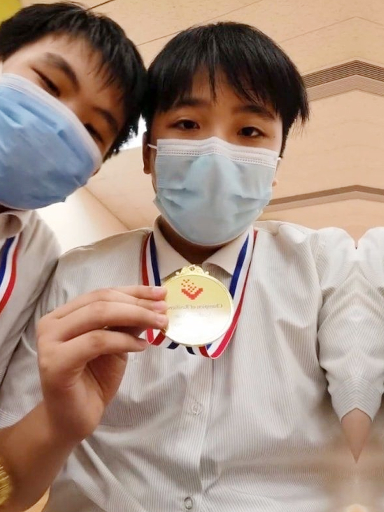 吴镇宇儿子颜值长在意料外，明显发胖伙食得多好？还好有身高撑着