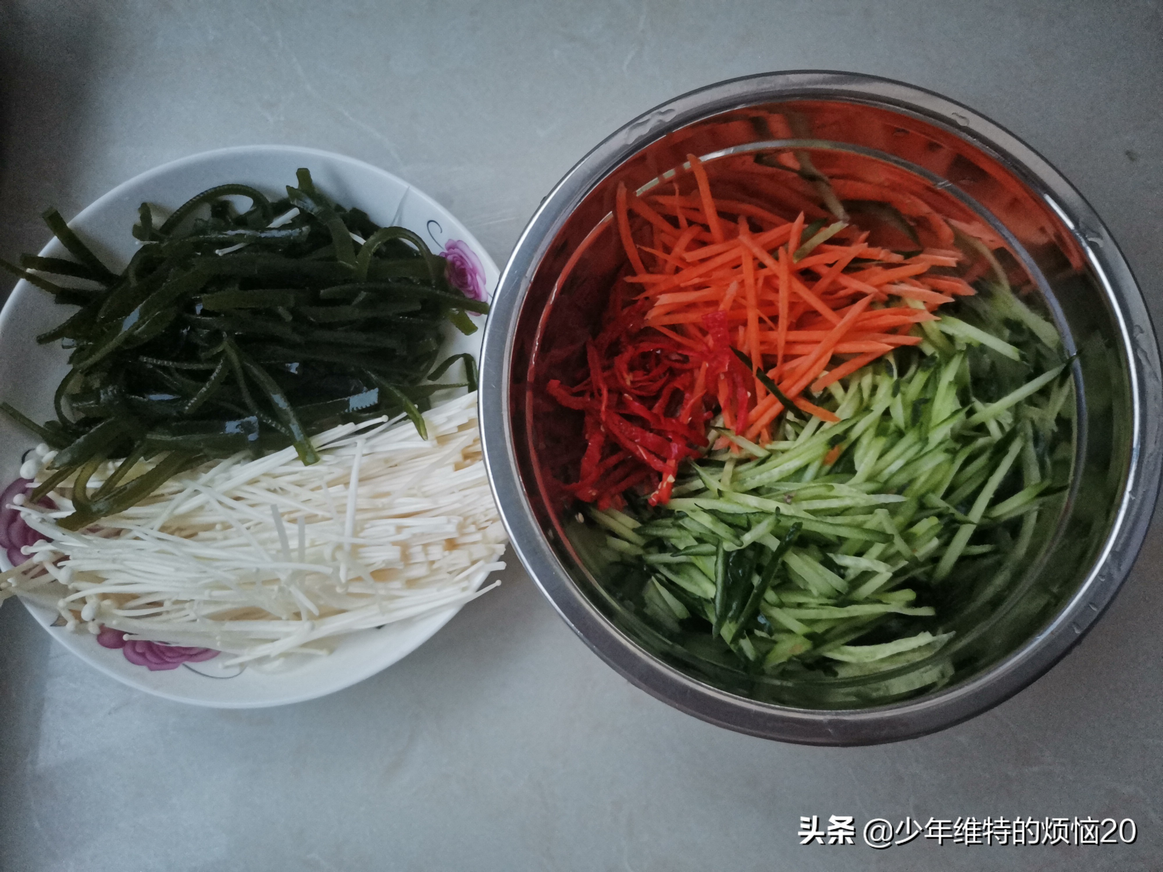 After the cold dew, I am greeted by this cold dish, which is mixed with 4 kinds of ingredients. It is sour and spicy and refreshing.