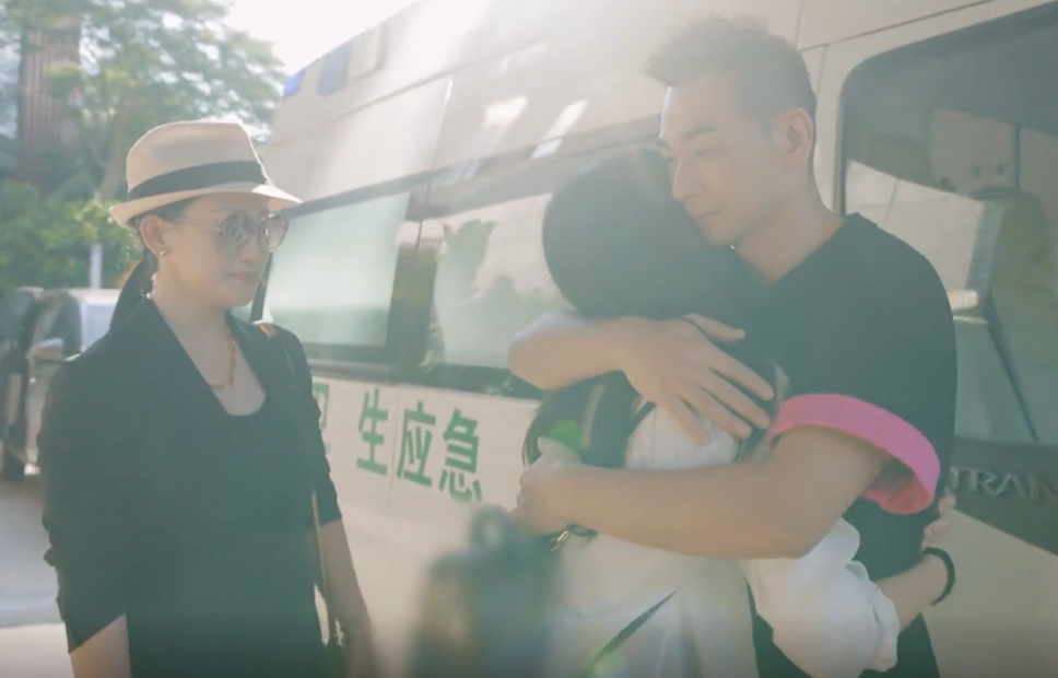 赵文卓与女儿同框飚热泪，机场匆匆见面就分开，49岁硬汉也很柔情