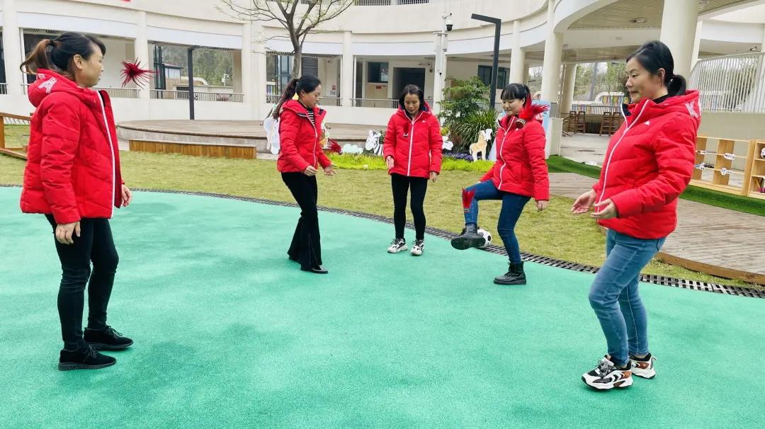 天府新区宁安幼儿园“三·八国际妇女节”教职工趣味运动会