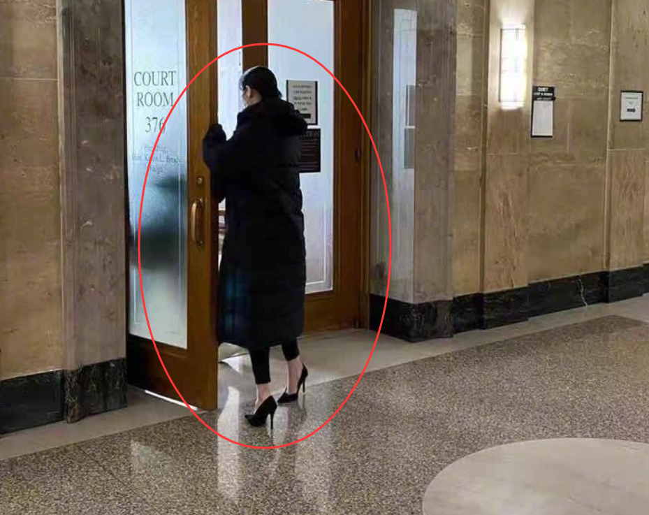 郑爽出席庭审照曝光，满面油头精神不佳，发际