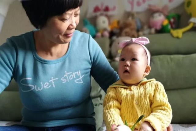 有多少孩子正经受老人“假带娃”？妈妈一去上班，奶奶就放任不管