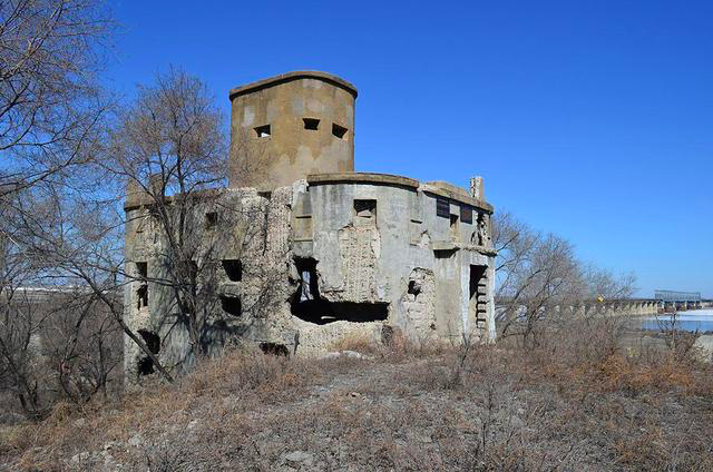日本人藏在炮楼中，游击队久攻不下；一农民路过说：这还不简单