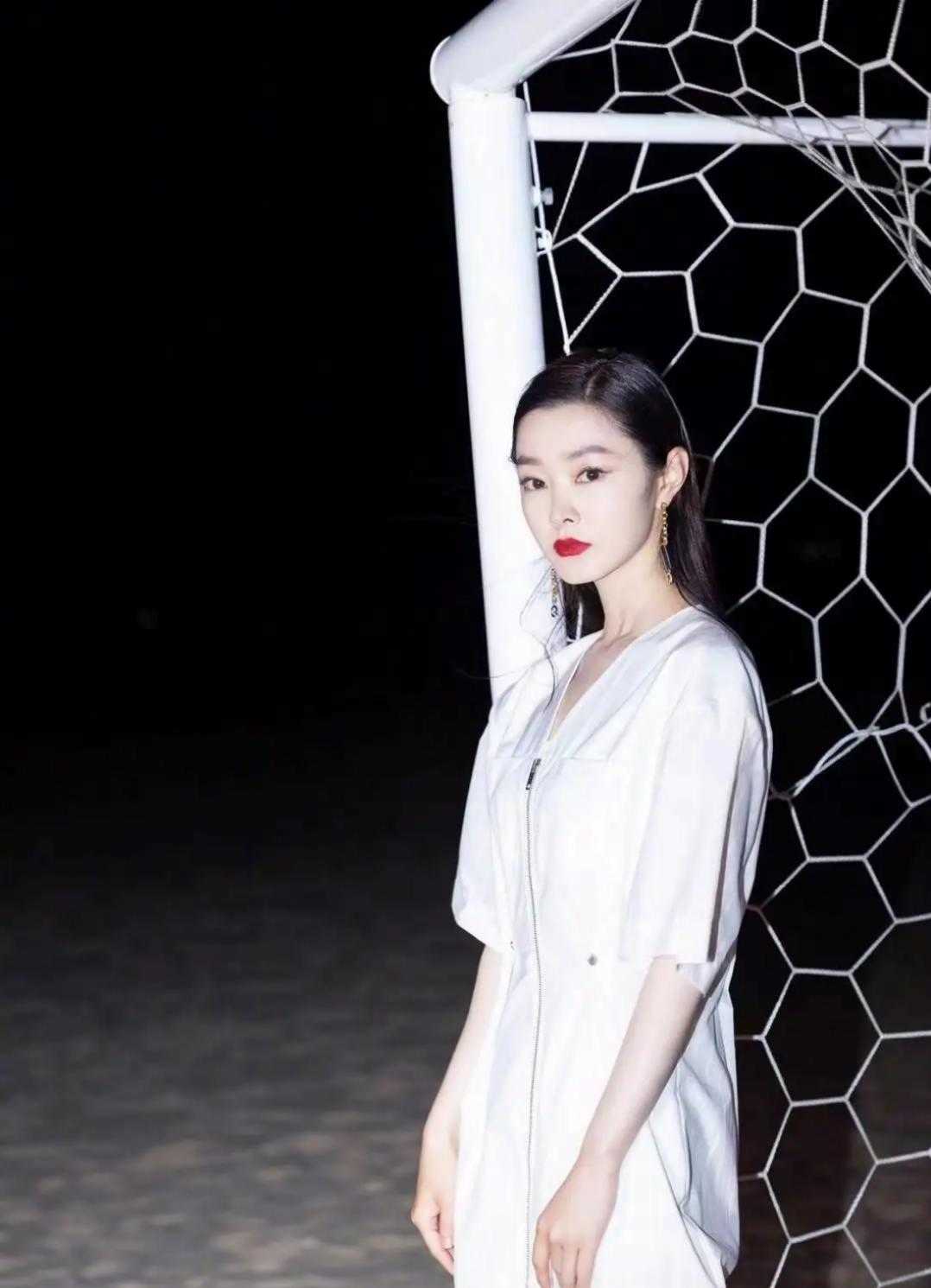 孙俪国外看秀真高调，穿洞洞连衣裙配红鞋，浓妆油头太抢镜