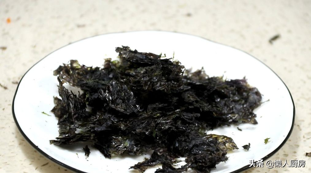 沒想到紫菜炒飯這麼好吃，配上1個雞蛋和半根胡蘿蔔，顏色豐富